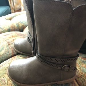 Size 8 girl toddler boots.